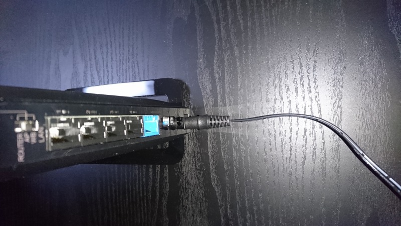 電源ケーブル　差し込む